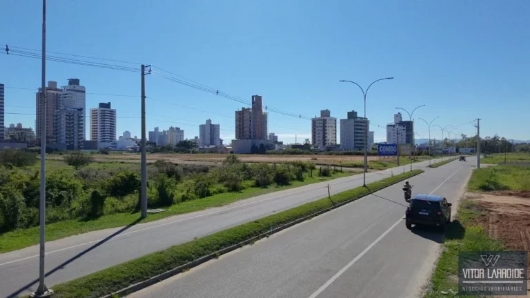 Imagem Terreno de 2.112m² à Venda na Avenida Pedro Zapelini