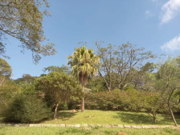 Imagem “Já pensou morar num paraíso com nascentes, colinas, e 7 casas a apenas 50km de São Paulo?”