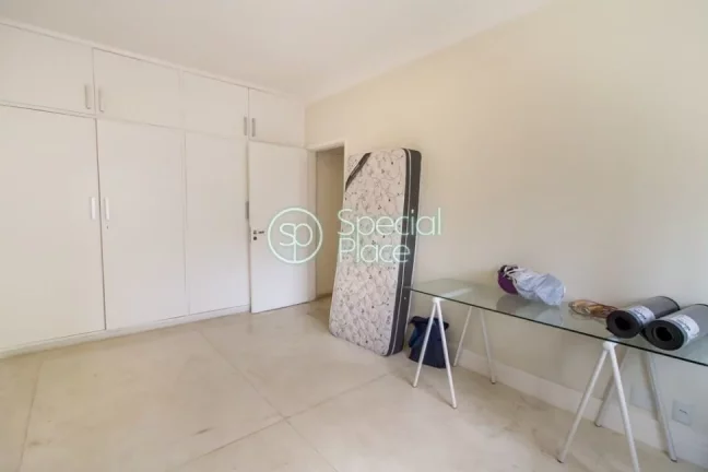Imagem Linda reforma em apartamento na Alameda Barros. São 213m2 de área privativa, 3 dormitórios ( 1 su...