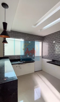 Imagem Sobrado à Venda 2 suites, churrasqueira, 2 vagas, na Ocian, Praia Grande - Fino Acabamento! 410mil