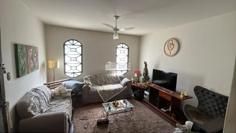 Imagem Linda casa à venda no bairro Estados Unidos em Uberaba | 3 dormitórios, piscina e móveis planejados!