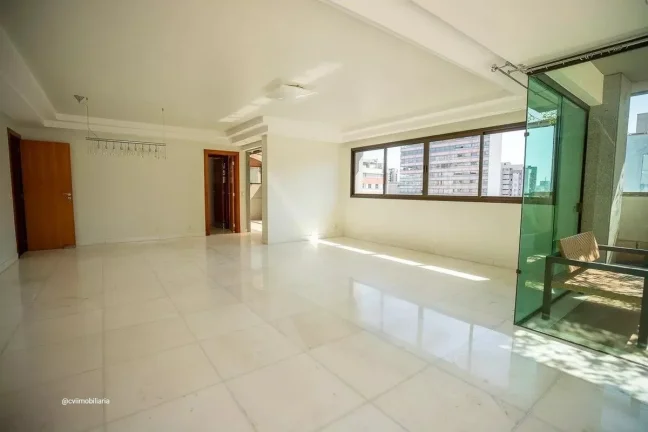 Imagem Este espaçoso apartamento de 336 metros quadrados oferece o equilíbrio perfeito entre conforto e p...
