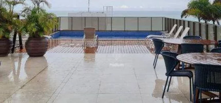 Imagem Apartamento semimobiliado com varanda/sacada a beira mar da Praia de Areia Dourada. -AP1580