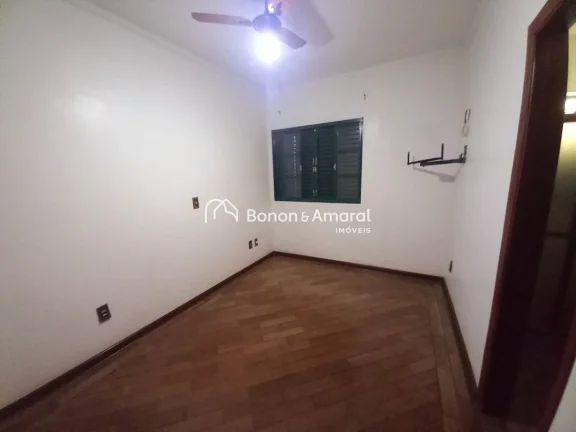 Imagem Este imóvel térreo é ideal para quem busca conforto e sofisticação. Com quatro suítes, todas e...
