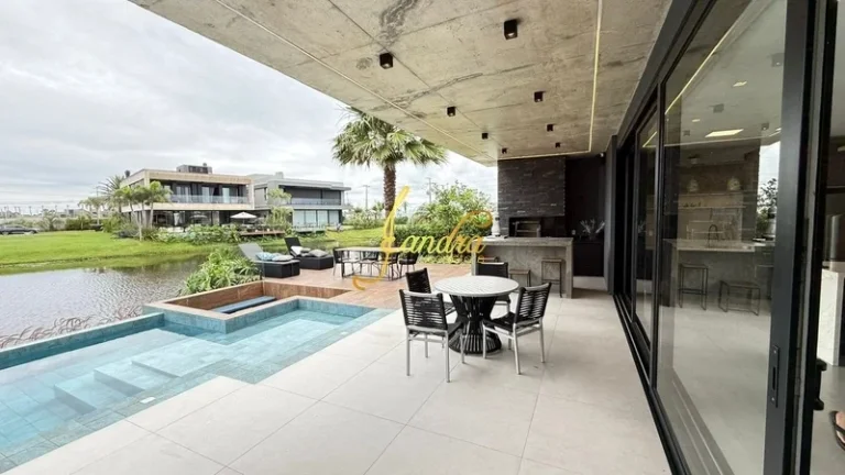 Imagem Sobrado finamente mobiliado e decorado com 472m2 de área construída e piscina