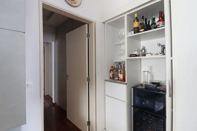 Imagem Apartamento 236 M², 1 por andar, hall fechado, 2Q, 2 Suítes, 3 banheiros, 2 vagas, ar split, lareira, próximo ao metrô, janela antirruído.