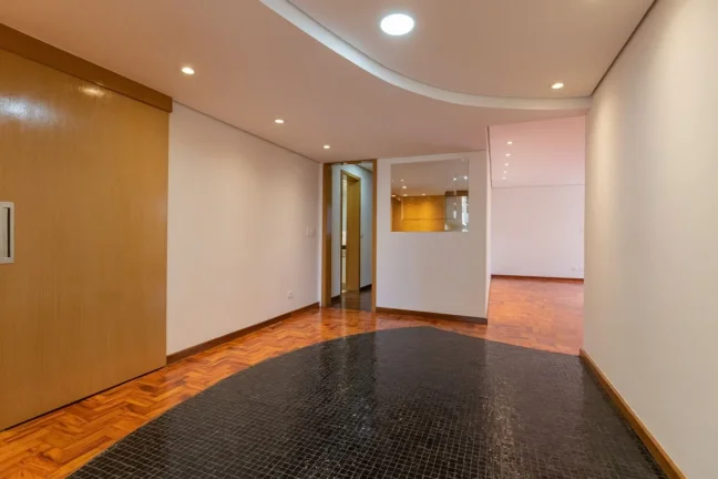 Imagem OPORTUNIDADE IMPERDÍVEL ! Apartamento 125M² Reformado, 3Q, 1 Suíte, 2 Banheiros, 2 Vagas.