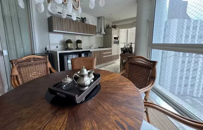 Imagem Apartamento mobiliado com 4 suítes e 4 vagas de garagem na Av. Atlântica em Balneário Camboriú