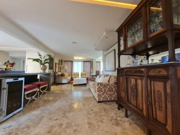 Imagem A 5ª Avenida Imóveis apresenta este charmoso apartamento, com 3 Suites, 04 salas 192,92m2 de área, localizado no bairro da Barra, próximo ao farol