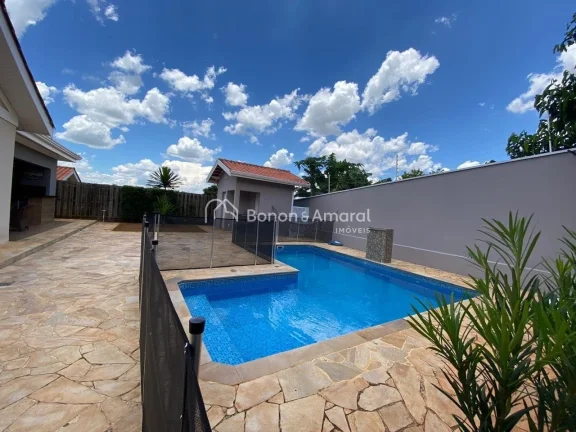 Imagem Casa à venda, com sala de estar e jantar integradas à área gourmet, piscina e terreno espaçoso. ...