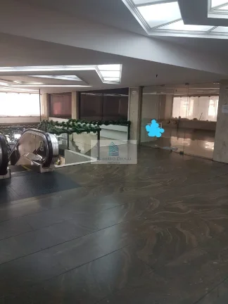 Imagem Salão Comercial de Alto Padrão à Venda no Centro do Rio de Janeiro-RJ: 1 Sala, 2 Banheiros e 115m² de Área.