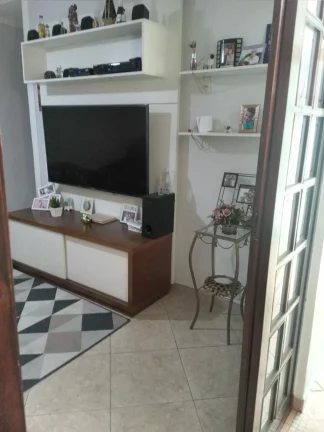 Imagem CASA TÉRREA, COM TRÊS DORMITÓRIOS SENDO UM COM SUITE MASTER E DUAS VAGAS COBERTA DE GARAGEM COBERTA.