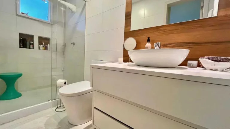 Imagem Casa com 3 dormitórios sendo 2 suítes e 1 vaga, a 150m do mar em Bombinhas/SC