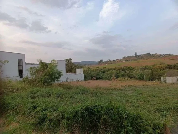 Imagem Construa a Casa dos Seus Sonhos: Lote de 940m2 em Condomínio Fechado