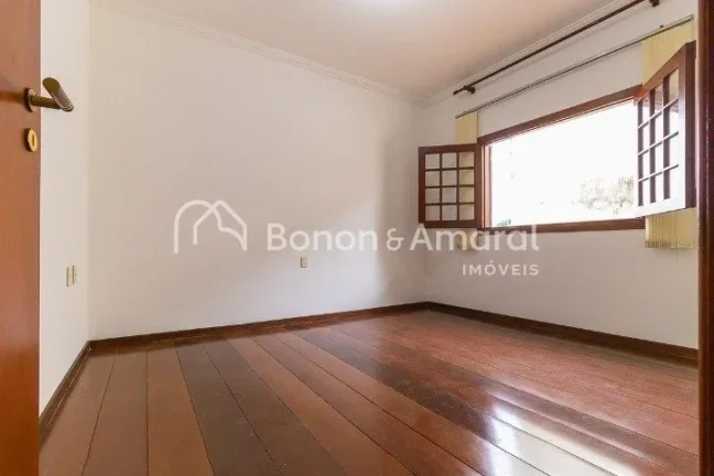 Imagem Ampla e confortável, esta excelente residência conta com 330m² de área construída, oferecendo e...