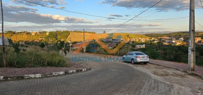 Imagem Seu refúgio de tranquilidade e segurança espera por você! Viva cercado pela natureza e com toda a segurança que um condomínio fechado pode oferecer! Este lote de 339m² é perfeito para construir o lar