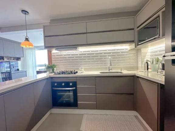 Imagem Apartamento beira mar com 3 dormitórios, sendo 1 suíte, finamente mobiliado e decorado no bairro Gravatá - Adriano Carpes Imóveis vende