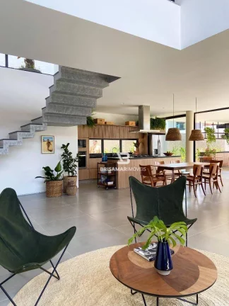 Imagem CASA DE ALTO PADRÃO EM CONDOMÍNIO PRIVILEGIADO NO GUARUJÁ – 5 SUÍTES, ÁREA GOURMET E BEACH HOUSE