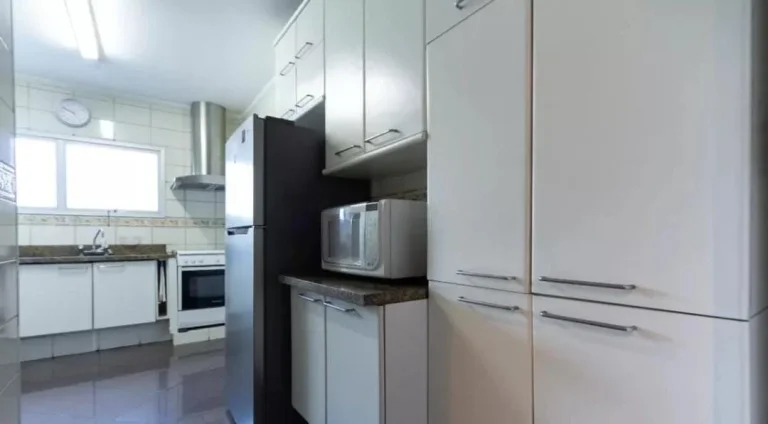 Imagem Apartamento 240 M², 1 por andar, 4Q, 3 Suítes, 5 banheiros, 4 vagas, 800M do metrô, 100% face norte, gerador full, dependência de serviço, piscina.
