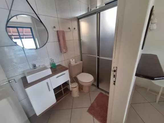 Imagem Casa mobiliada com 4 dormitórios sendo 2 suítes e 3 vagas de garagem em Florianópolis