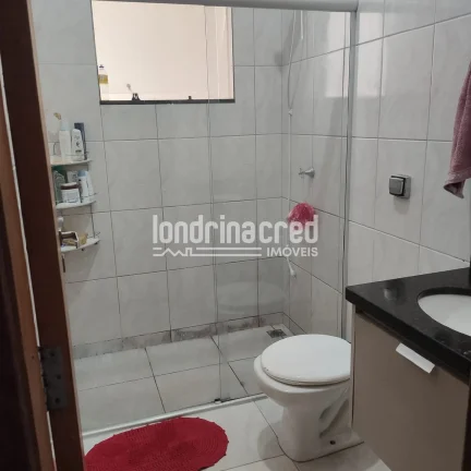 Imagem Linda casa no Jardim San Fernando: 3 dormitórios (1 suíte), cozinha planejada, churrasqueira, 2 vagas de garagem, 180m² de terreno e 117m² de área útil.