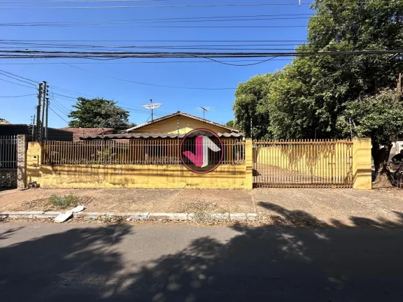 Imagem CASA DE ESQUINA PARA VENDA. casa muito bem localizada contento: -3 quartos sendo 1 suíte -sala de e...