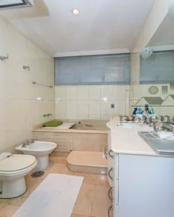 Imagem Apartamento com piso de tacos, living para 3 ambientes, lavabo, sala de jantar, sala de estar, 3 dor...