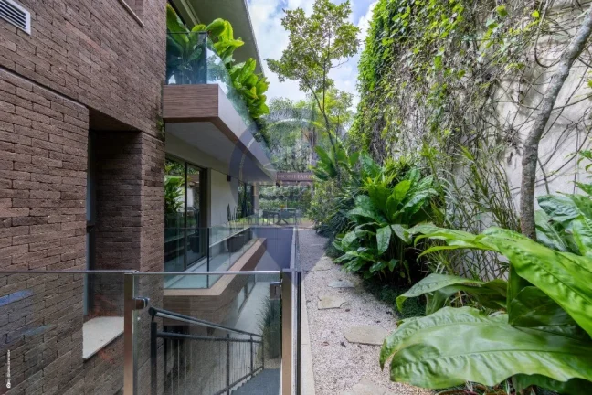 Imagem Imperdível: Casa à venda em SP, 3 quartos, 3 suítes, 2 salas, 5 banheiros, 4 vagas e 628m² no Alto de Pinheiros!