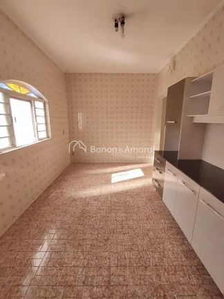 Imagem Casa da frente com 2 dormitórios com armários embutidos, banheiro social, sala com varanda integra...