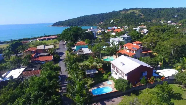 Imagem Casa 5 suítes e 3 vagas de garagem a 150m da beira-mar da Praia de Taquaras em Balneário Camboriú/SC