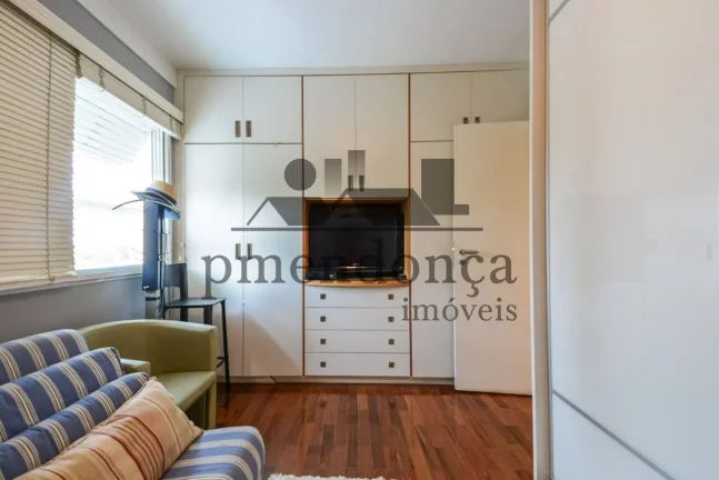 Imagem Apartamento no Itaim Bibi com 3 quartos (1 suíte) e 2 vagas, reformado.