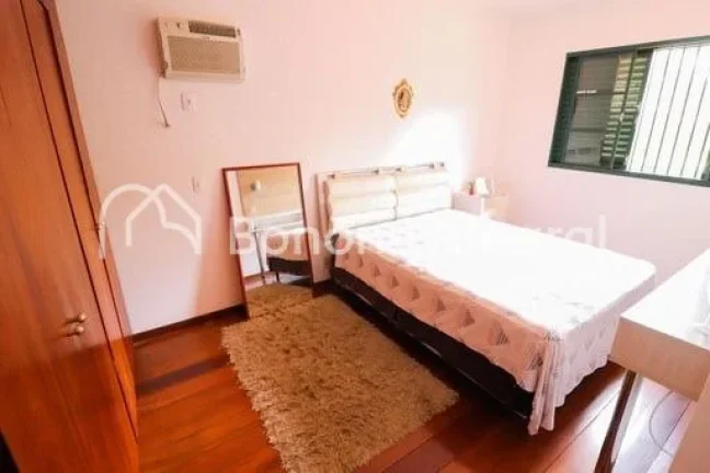 Imagem Linda e espaçosa casa de esquina com 322 m² de área construída. A residência possui living para...