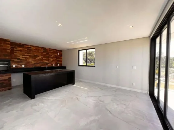 Imagem Conforto e Estilo em Dois Andares: Casa com 4 Dormitórios, 2 Suítes em Condomínio Fechado!
