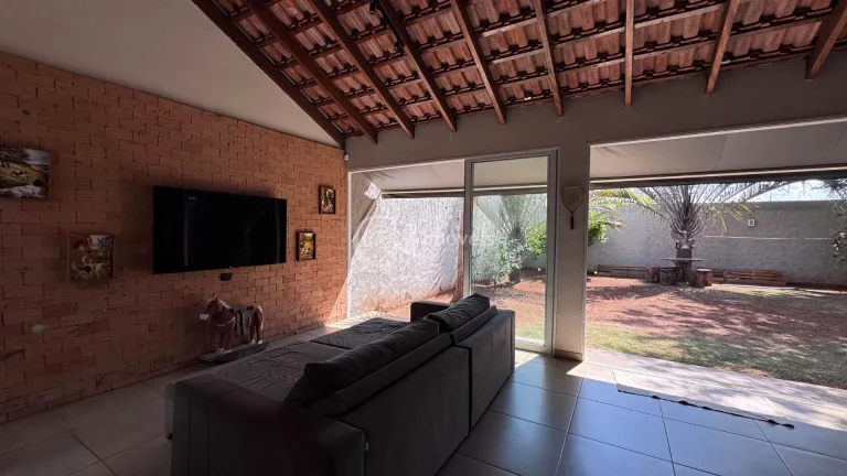 Imagem Imperdível: Casa à venda em Campo Grande-MS no Carandá Bosque II! 3 quartos, 2 suítes, 3 salas, 4 banheiros, 2 vagas, 180,41 m².