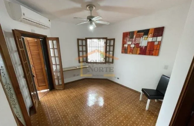 Imagem Sobrado amplo com 323 m² de área útil, localizado em rua tranquila e arborizada. O imóvel dispõ...