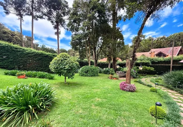 Imagem Casa de serra com lareira e jardim na Vila Inglesa | 4 dormitórios | terreno de 927 m²