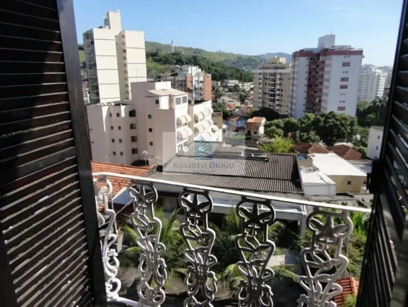 Imagem Casa de luxo em condomínio no Santa Rosa, Niterói-RJ: 4 quartos, 1 suíte, 2 banheiros, 2 vagas de garagem, 450m²