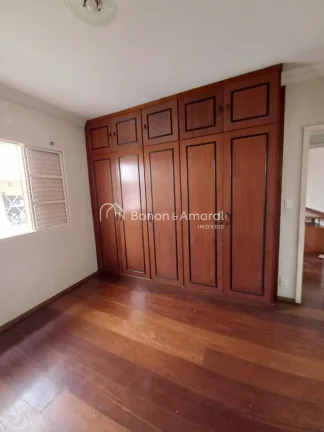 Imagem Localizada no sofisticado Residencial Parque dos Ipês, esta casa impressiona pelo espaço generoso ...