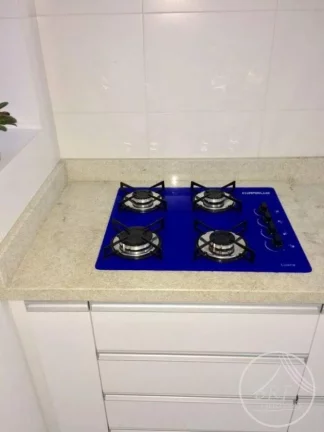 Imagem Vendo apartamento em Bairro Arreias São José SC, de três dormitórios, suíte, duas vagas livres, cozinha e área de serviço mobiliados.