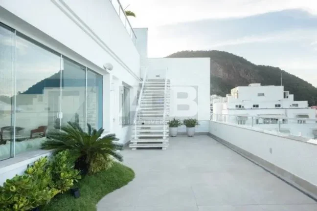 Imagem Cobertura à venda na Atlântica, 1.032m2, 5quartos, 3vgas, Frontal Mar.