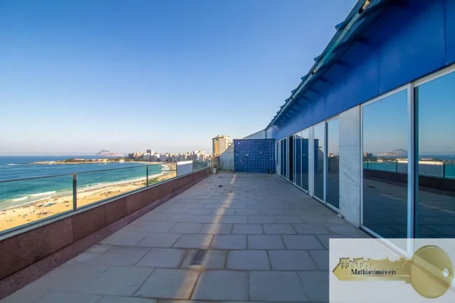 Imagem VENDA DIRETA - COBERTURA com 425m2 e vista panorâmica de 180º para a praia de Copacabana - Planta com 4 suítes, sendo 03 com closets - Aquecimento solar exclusivo e sistema de som embutido - CONDOMÍNIO R$ 5.860,00 - IPTU R$ 2.551,00