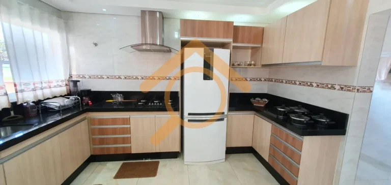Imagem Casa em Condomínio de Luxo em Águas de Santa Bárbara-SP: 3 Quartos, Suíte, 2 Salas, 3 Banheiros, 4 Vagas, 220m².