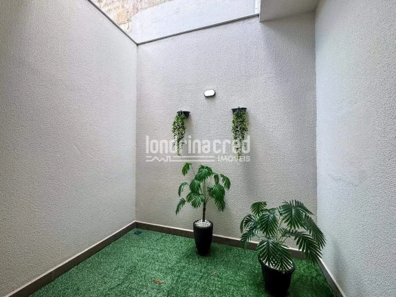 Imagem Casa geminada na Zona Oeste de Londrina com 3 dormitórios (1 suíte), sala ampla, cozinha, 2 banheiros, 2 vagas de garagem e 105m² em terreno de 150m²