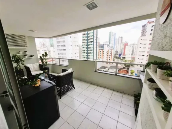 Imagem Apartamento mobiliado com 4 dormitórios sendo 1 suíte e 2 vagas de garagem em Balneário Camboriú