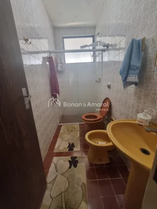 Imagem Com 2 quartos, sala, banheiro social, cozinha e área de serviço. Sem elevador (3º andar), 1 vaga ...