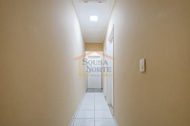 Imagem Sobrado com 185 m² de área construída, distribuída em três pavimentos. No nível da rua possui ...