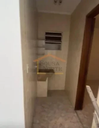Imagem Casa térrea com 120m², abaixo do nível da rua, acesso lateral por escada, com cozinha, copa, sala...