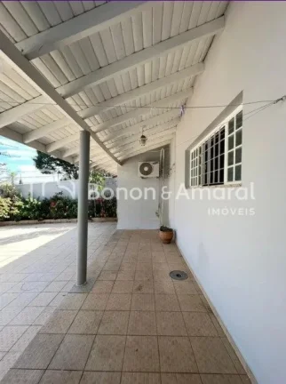 Imagem A casa possui um amplo espaço interno, com 3 quartos, sendo uma suíte com varanda, todos equipados...