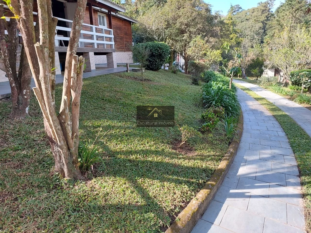 Imagem CHÁCARA EM CONDOMÍNIO PORTEIRA FECHADA ESTRADA DO EMBU PRÓXIMO ASSAÍ 3 SUÍTES PISCINA COPA COZINHA GERADOR 15 VAGAS NATUREZA EXUBERANTE FÁCIL ACESSO