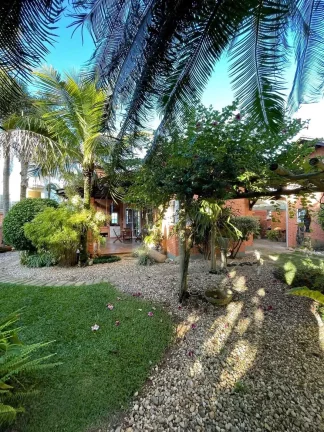 Imagem Casa alto padrão pé na areia com 3 suítes e 2 vagas de garagem no centro de Balneário Piçarras